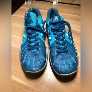 Blue new balance tennis shoes‎